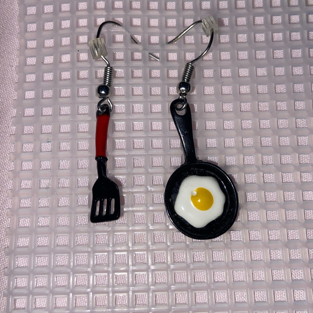 Fried egg in skillet with spatula earrings